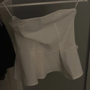 Vit tubtopp - Sjukt snygg topp från Hm, helt ny men har en liten fläck från smink. Toppen kommer att tvättas innan jag postar! 