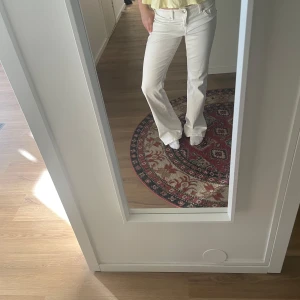 Vita bootcut jeans - Snygga vita jeans med bootcut. Aldrig använda så de är i jättebra skick!💕