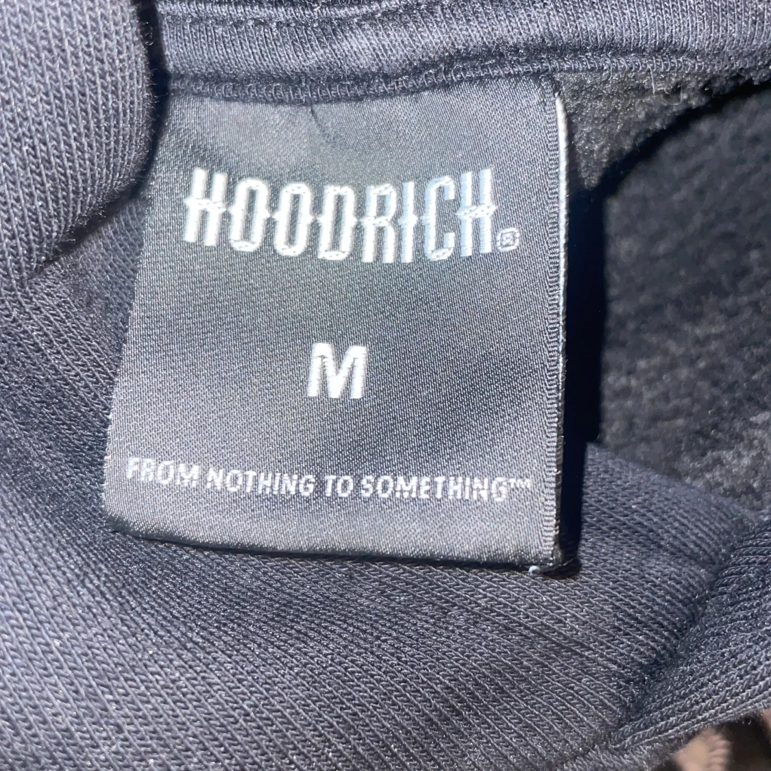 Svart hoodie från Hoodrich med tryck - 2