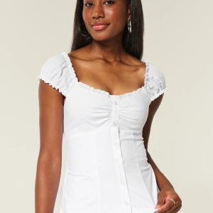 Super söt vit topp - Supersöt vit blus från hollister! Inte ens använd bara testad då den tyvärr inte passade mig💕 superfin och helt nyttskick! Storlek:XXS