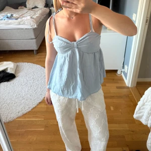 Linne med smala axelband - Jättefin linne med knytdetaljer, superbra skick, bra och luftig material med dragkedja på sidan för en perfekt look. Ifrån shein🥰
