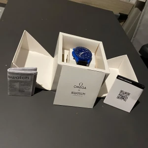 Omega x Swatch MoonSwatch blå - Omega x Swatch Speedmaster MoonSwatch Mission to Neptune. Säljer nu min och lill brorsans klockor, bra skick och batteriet fungerar som det ska. köper ni båda klockorna i ett får ni båda för 2000 alltså 1000kr/st