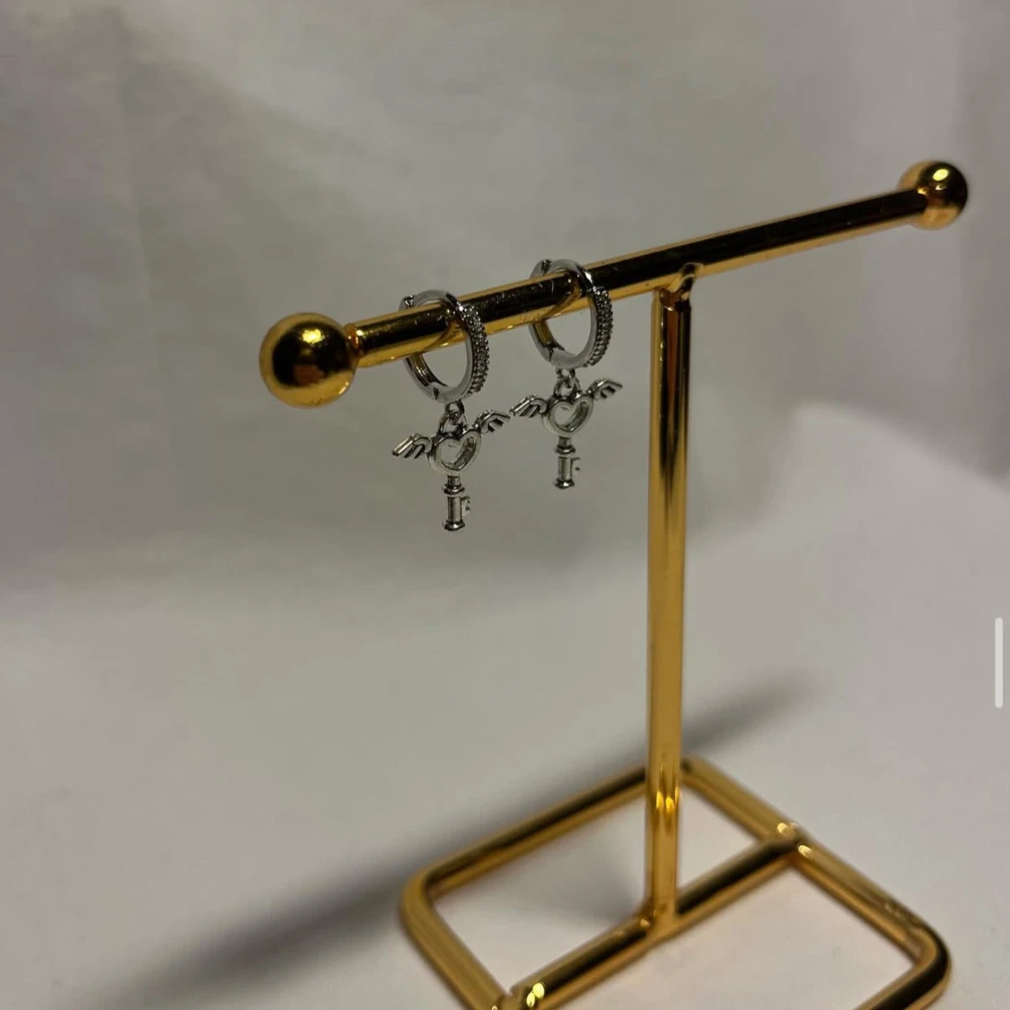 Silvriga örhängen med nyckel och vingar - 1