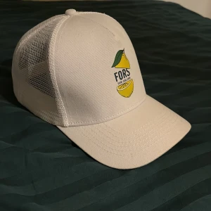 Vit truckerkeps Fors Tom Collins - Vit keps från fors som jag fick förra året av sampev2 på amaze Smögen. Kepsen finns inte att få tag i någonstans. Aldrig använd