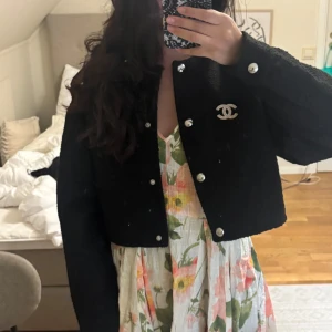 Jacka - Super fin höst jacka med brosch som följer med 