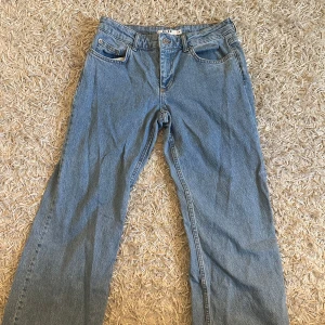 Blå jeans från NA-KD, stl 36 - Snygga ljusblå jeans från NA-KD som inte kommer till användning längre❤️