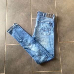 Replay Jeans - Snygga Replay Jondrill jeans i blå tvätt med slitningar och slim passform.   |  Strl:W33 ( men sitter mindre) L34 ( men sitter mindre)    |    Passform: Slim Fit   |    Skick: 9/10  |   Om du har frågor så är det bara att höra av sig! Skickar gärna fler bilder eller mått! Kan gå ner i pris vid snabb och smidig affär.