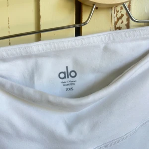 Alo yoga tights - Så snygga vita träningstights från Alo yoga. Storlek xxs, passar xs. Mellanhöga i midjan😇 Nylon/spandex blandning, lite tjockare i tyget!