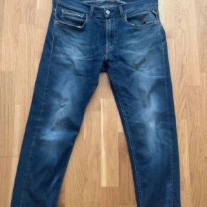 Blå Replay jeans  - Nyskick replay Jeans storlek 32/32 , inga defekter, priset diskuteras bara vid snabb affär
