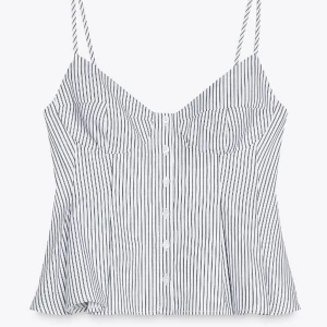 Utsåld randig korsettopp från Zara - Supersnygg helt utsåld vit och svart/blå randig korsettopp från Zara med tunna axelband och knappar framtill. ANVÄND ENDAST EN GÅNG. Axelbanden är justerbara vilket gör att man kan anpassa passform själv.😍Toppen har markerade kupor och lätt utsvängd nederdel för en söt figur. Hur söt🥰