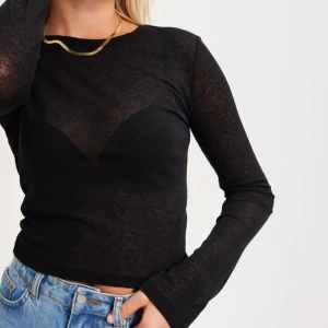 Genomskinlig Nelly tröja - Svart genomskinlig tröja köpt från Nelly med stretchigt material, säljer då den tyvärr ej har kommit till användning 💗