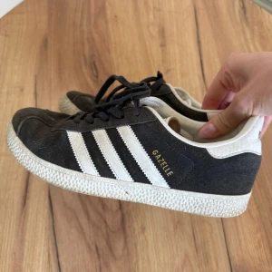 Gazelle - Mörkblåa Adidas Gazelleskor. Använt skick men fortfarande fina. US size 5 som ska motsvara 35/36 men passar mig perfekt som brukar ha 37/38.
