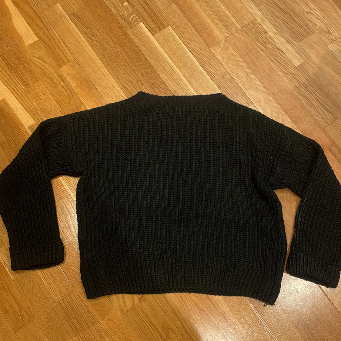 Svart stickad tröja med grov struktur i S - 2