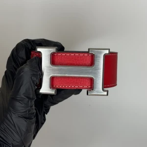 H bälte röd silver spänne - Detta bälte finns i storlek 110cm och 125cm