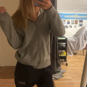 Mörkblå mjukisbyxor med RM-detalj - Säljer ett par mörkblå mjukisbyxor med broderad RM-logga på benet. Byxorna har normal passform och är tillverkade i mjukt bomullsmaterial med resår och snörning i midjan. Perfekta för chill dagar eller när du vill vara extra bekväm.