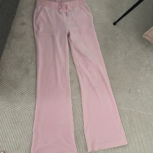 Rosa Juicy Couture - Säljer ett par ljusrosa mjukisbyxor från Juicy Couture. Använda 1 gång, storlek S