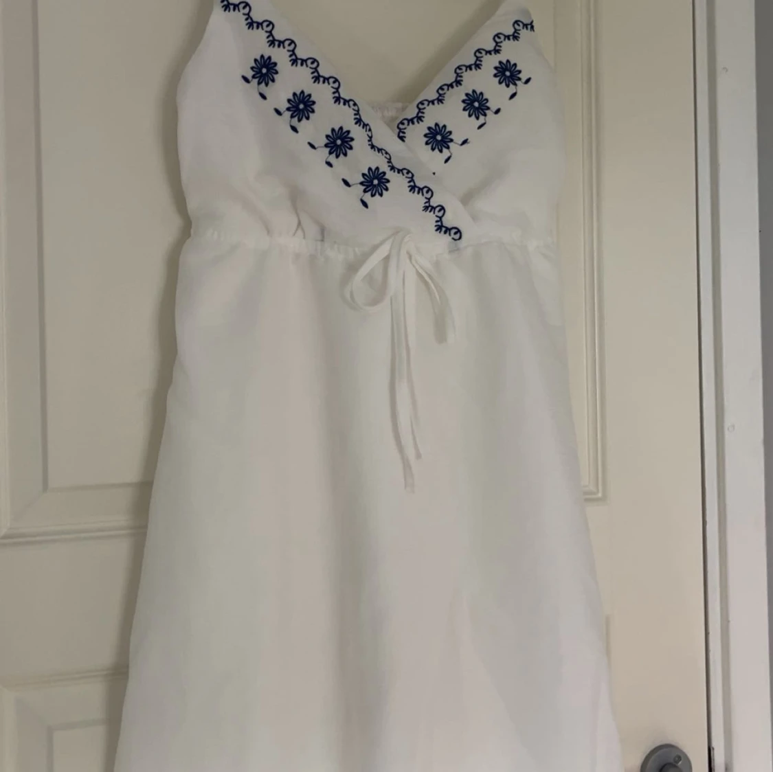 Vit kortklänning med blå broderier🤍