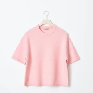 Ljusrosa stickad kortärmad tröja - Superfin ljusrosa stickad tröja från Gina Tricot med korta ärmar och rund hals. Tröjan har en loose passform och är gjord i mjukt material som känns skönt mot huden. Perfekt för vår och sommar när du vill ha något lätt men ändå mysigt.