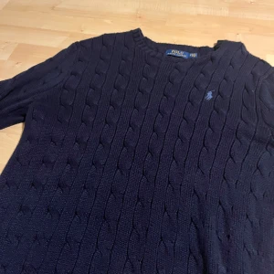 Mörkblå kabelstickad tröja Polo Ralph Lauren - Sjukt fin Ralphlauren tröja. Äkta✅. Skriv för kvitto. Priset kan diskuteras 