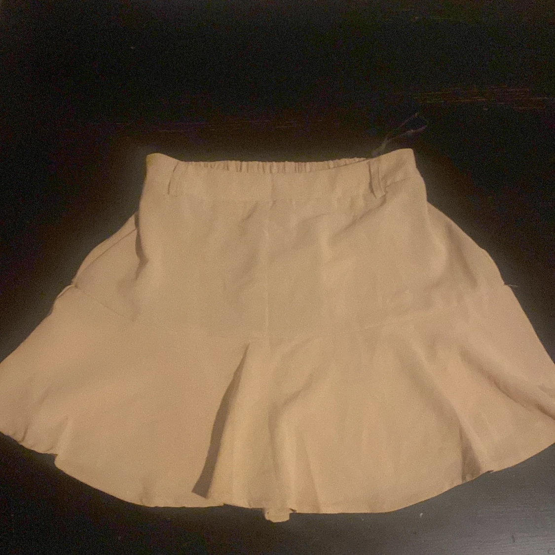 Beige volangkjol i kort modell