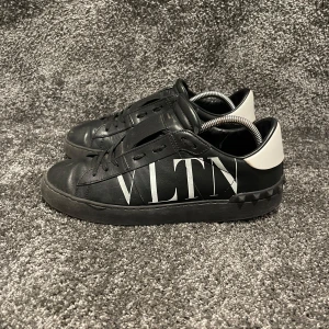 Valentino Skor - ‼️VI TAR EJ BYTEN‼️Lambin Captoe Sneaker | Skick: 7/10 | Storlek 39,5 sitter större 40/40,5 | ingår enbart kort vid köp. | Fraktar inom 24H efter köp på köparens bekostnad 📦💨 | Hör av dig vid minsta fråga eller fundering 💭