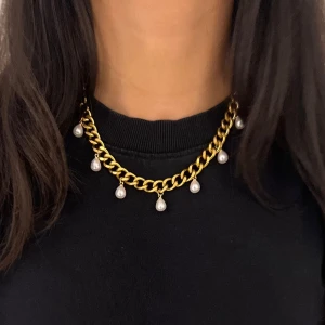 Fin halsband med pärlor  - Material: 18K guldplätering på rostfritt stål Bredd: 9 mm Längd: 38–43 cm.