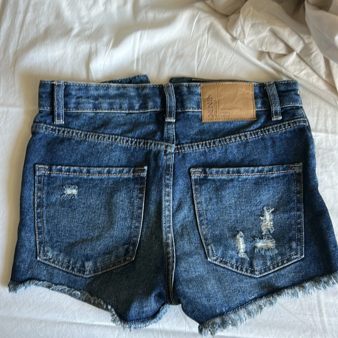 Blå slitna jeansshorts - 1