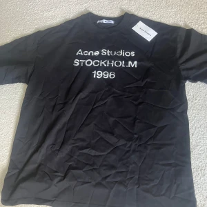 Acne studios t shirt L - Storlek M men passar L skulle jag nog säga. Inga skador eller fläckar är i gott skick. Skriv vid någon fundering🙌💯
