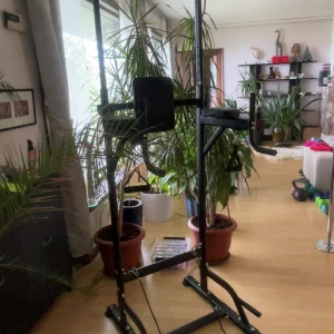 Multi Pull-Up Adjustable Power Tower Workout Station - Multi Pull-Up Adjustable Power Tower – Träningsstation för hemmagym  Säljer en stabil och justerbar Power Tower som passar perfekt för hemmaträning! Den har flera funktioner: pull-ups, dips, armhävningar, magövningar m.m. Höjden är justerbar så den funkar för både vuxna och tonåringar.  Robust konstruktion Justerbar höjd Tar ganska mycket plats – därför säljer jag den, försöker rensa upp hemma I fint skick, bara använd ett fåtal gånger, som ny.  Hämtas i Karlstad, kan hjälpa till att bära ut den