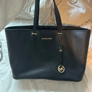 Michael Kors väska  - Jättefin Michael kors väska i fint skick.
