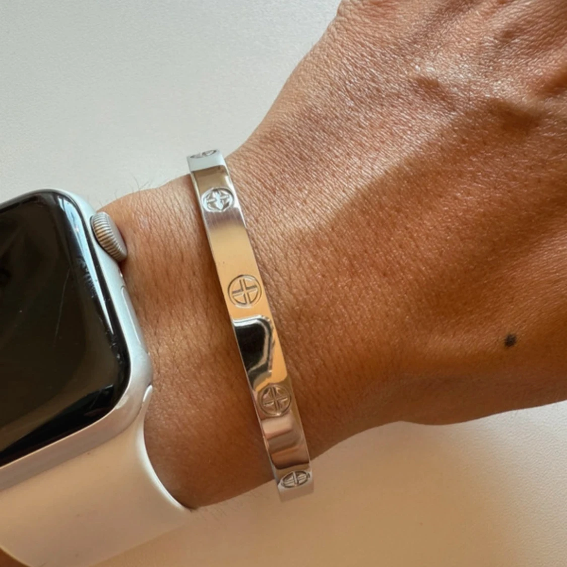 Silverfärgat armband med gravyr - 2