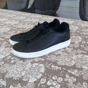 Svarta sneakers från Pull&Bear - Stilrena svarta sneakers från Pull&Bear med klassisk design.  Dom är i storlek 42, oerhört bra skick 8/10 kanske (pris kan diskuteras vid snabb affär) perfekt inför skolstarten!