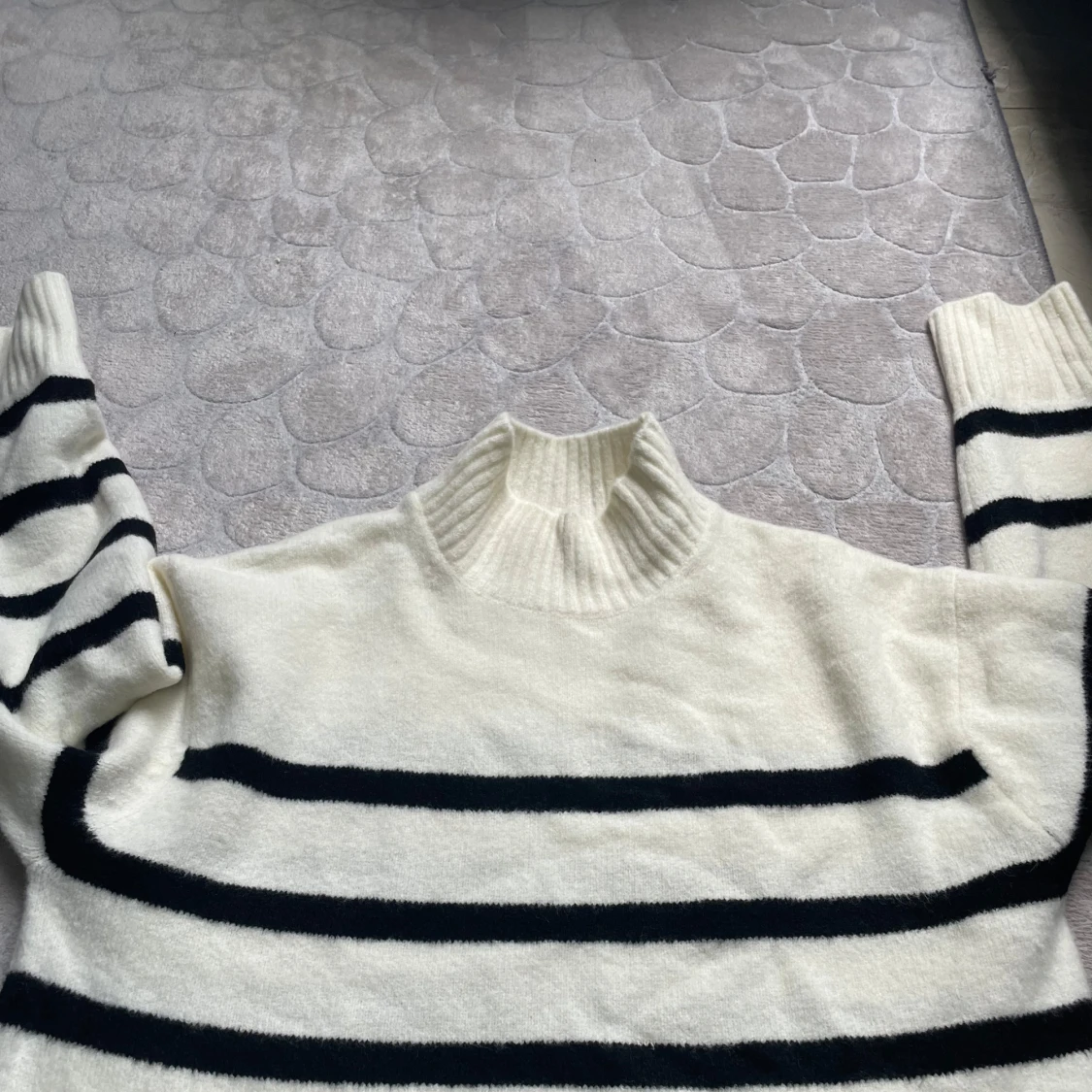 Randig polotröja från GU, vit och svart - 2