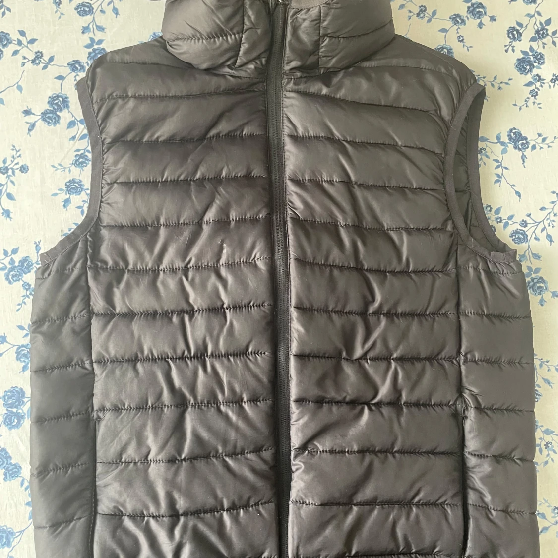 Svart dunväst från H&M, storlek S