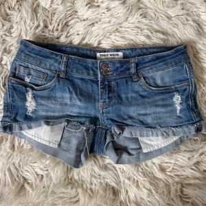 SUPER lowrise lågmidjade blåa jeanshorts  - Såååå fina och så lpgmiajde! Midja ca 38 cm💞💞