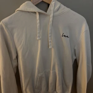 Vit hoodie - Vit hoodie från H&M Basic i storlek XS med broderad svart text 'love' på bröstet. Ganska väl använd men inga defekter