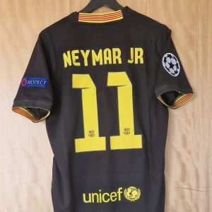 Neymar Jr fotbollströja Barcelona 13-14 - Neymar Jr Barcelona repIika fotbollströja 13-14. Helt ny med tag. Storlek: Small