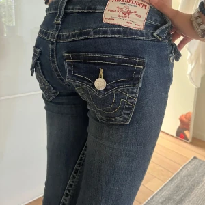 True religion jeans  - Lågmidjade Bootcut jeans från true religion. Använda bara fåtal gånger så i nytt skick. Köpta för 1300kr. Säljer för dem inte är min stil.