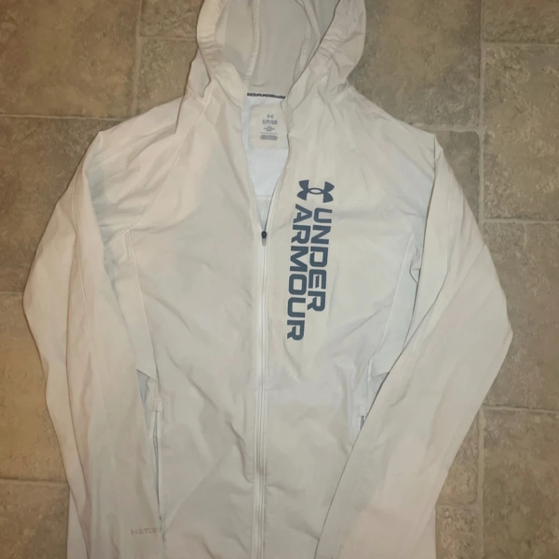 Vit vindjacka från Under Armour