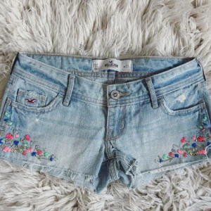 HOLLISTER Super Lowwaist lågmidjade jeanshorts  - Sååå sjukt snygga men tyvärr alldeles för små! Mått mätt platt rakt över: midja: ca 36 cm💞 Lår: ca 24,5 cm💞 Midjehöjd/gren: Ca 14,5 cm💞 Skulle säga att den passar 32/xxs