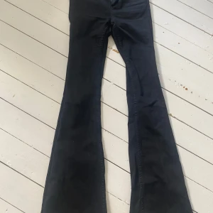 Svarta flare jeans från 157, XS - Snygga svarta jeans från 157 i modellen Snake Flare. Byxorna har utsvängda ben och full längd. 