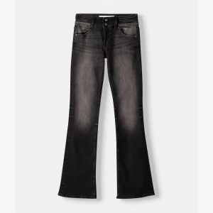 Svarta bootcut jeans med slitning - Snygga svarta bootcut jeans med cool tvättad look och lätt slitning på låren. Jeansen har klassisk femficksdesign, hög midja och stretchigt material som sitter skönt. Perfekta för dig som vill ha en trendig siluett med lite utsvängda ben. ❗️orginal pris : 429kr❗️