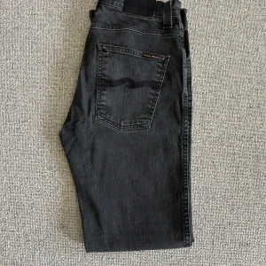 Nudie Jeans - 🧵 Märke: Nudie jeans (Slim Jim) 📏 Storlek: W32 L32 ✨ Skick: Mycket gott skick / Nästan som nya 🎯 Perfekta både till vardags och när du vill klä upp dig lite extra 📦 Snabb leverans – skickas samma dag! 💌 Har du frågor? Hör gärna av dig – svarar snabbt!