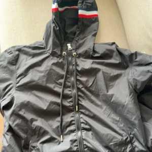  Moncler cardigan - Säljer riktigt fett Moncler cardigan som är perfekta nu till sommaren🏖️ | Garanterat att du får alla brudar när du använder Moncler cardigan | helt ny storlek s skriv vid frågor 🙌