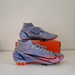 Fotbollsskor  - Nike mercurial superfly 8 elite ag, skorna har en skada inuti skon som syns på bild 4 annars mycket bra skick 