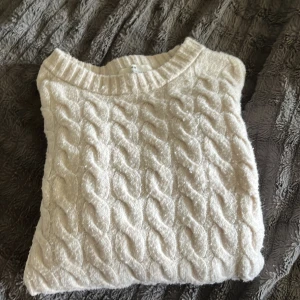 Stickad tröja - Fint skick, lite nopprig därav priset. Passar mig som har S/xs