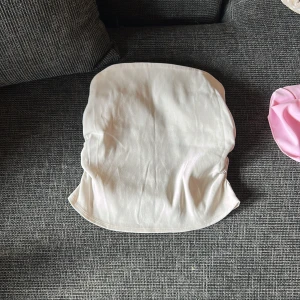 Vit bandeau tubtopp från H&M Divided - Säljer en stilren vit bandeau tubtopp från H&M Divided i storlek S. Toppen är axelbandslös och har dragkedja baktill för enkel på- och avtagning. Materialet är mjukt och stretchigt, perfekt för en trendig och clean look.