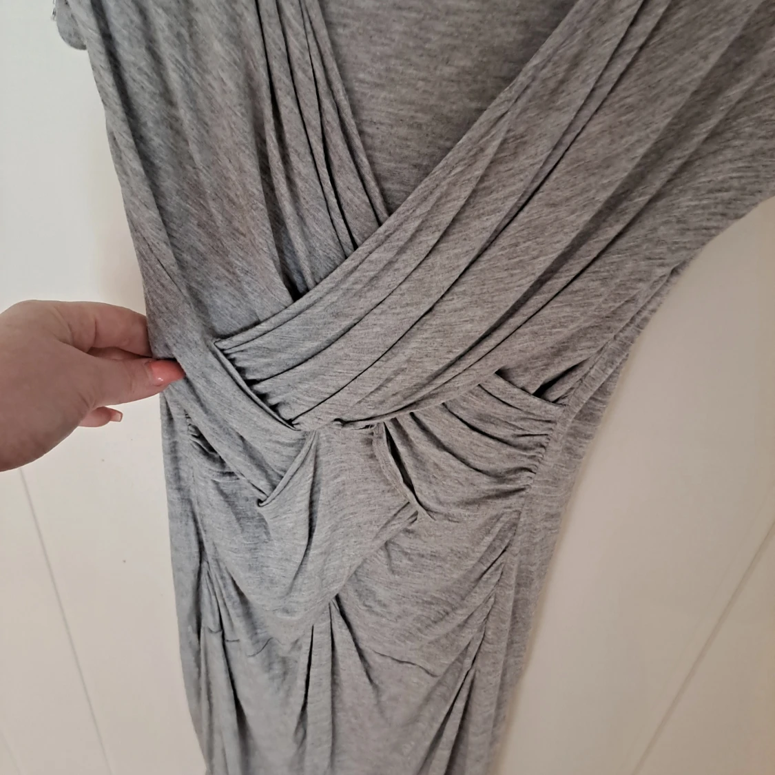 Grå omlottklänning från All Saints - 1