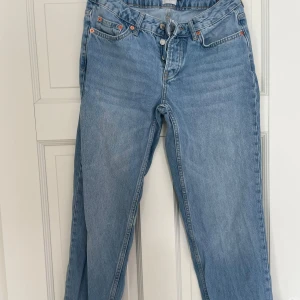 Raka Ljusblåa jeans från lager 157, storlek S - Klassiska ljusblå jeans från lager 157 med raka ben. 