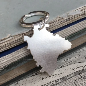 Handgjord nyckelringar eller halsbandsdekoration - Unikt handgjorda nyckelringar eller halsbandsdekoration, allt efter önskemål. Form, storlek, figur/objekt, material, gravyr. För att beställa måste medelande skickas. OM INTE DETTA SKER FÖRE KÖP SKICKAS INTE VARAN! Pris från 199kr  OBS Bilden som visas är ett exempel och inte varan som säljs!